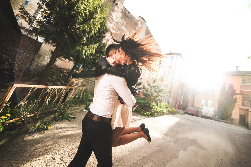 couple-kissing-while-man-lifts-woman