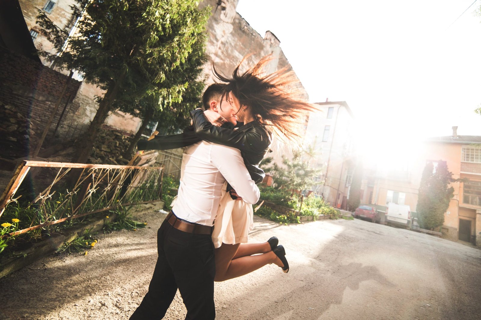 couple-kissing-while-man-lifts-woman